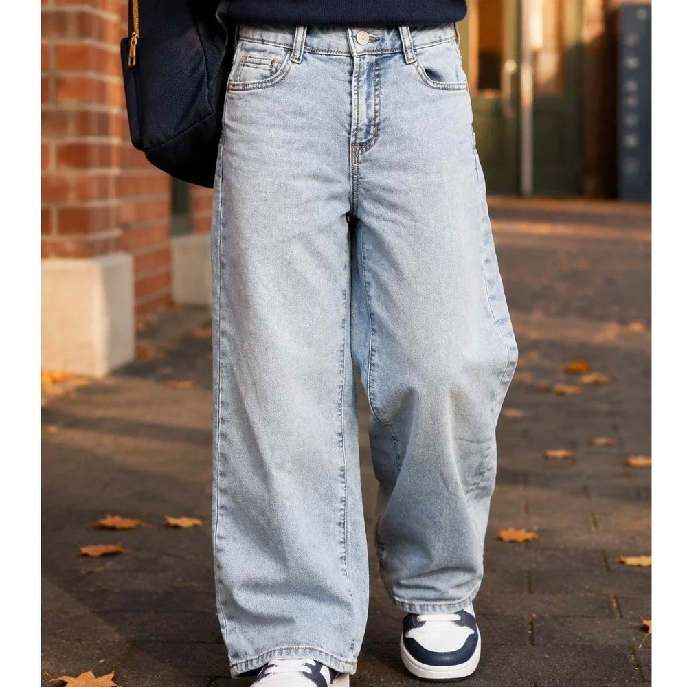 Gap Kids Light Wash Wide-Leg Ankle Sweatpant Jeans Size 12 Cropped Denim